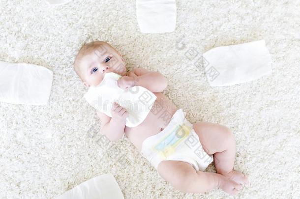 新生的婴儿女孩和有菱形<strong>花格</strong>的麻或棉织物.干的干燥的皮和婴儿室