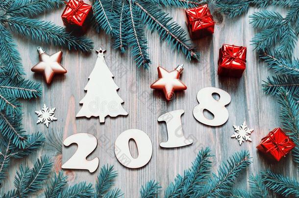 新的年2018背景-2018轮廓,圣诞节玩具,蓝色冷杉
