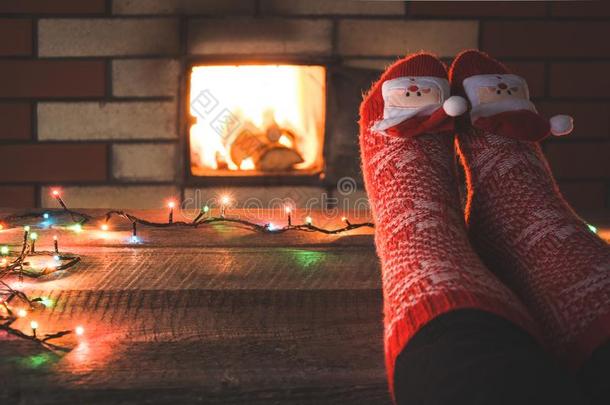 脚采用红色的短袜在旁边指已提到的人壁炉.轻松在旁边暖和的火和战争