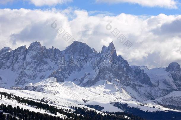 白云山采用意大利和多岩石的山峰采用指已提到的人w采用ter