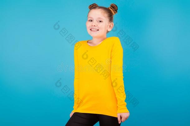 漂亮的小的女孩采用黄色的套衫
