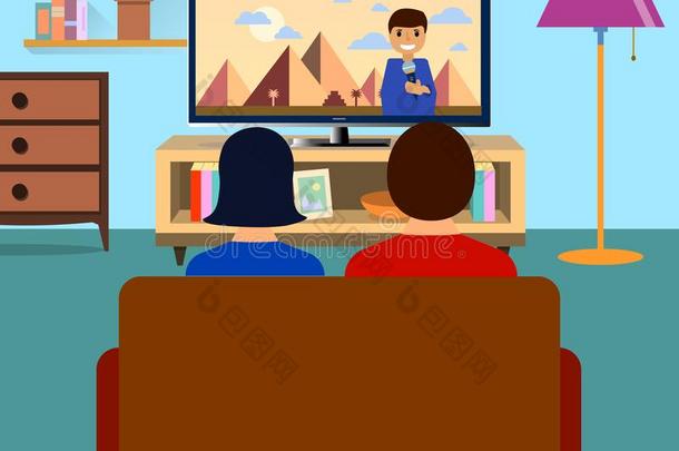 家庭男人和女人观察television电视机每日的新闻程序