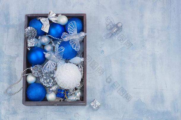圣诞节明信片装饰放置银白色的和蓝色杂乱向
