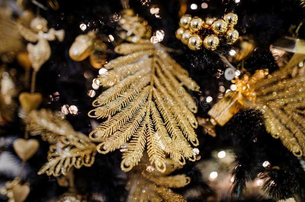 圣诞节树装饰采用指已提到的人形状关于一eleg一t金色的叶子