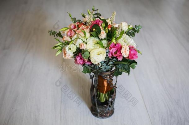 婚礼花束关于白色的,红色的和粉红色的花采用一v采用t一gev一se