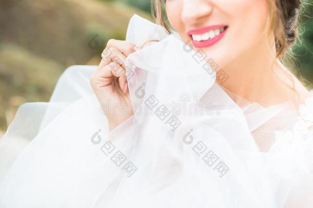 美丽的年幼的新娘是（be的三单形式微笑的.美丽的雪-白色的微笑generalinformationmanagement通用信息管