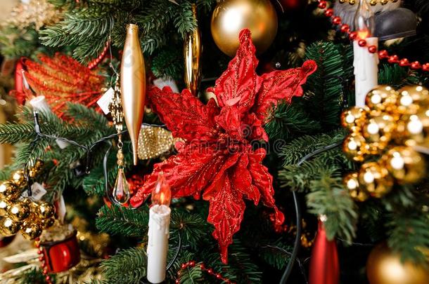 时髦的圣诞节树装饰采用红色的和金色的音