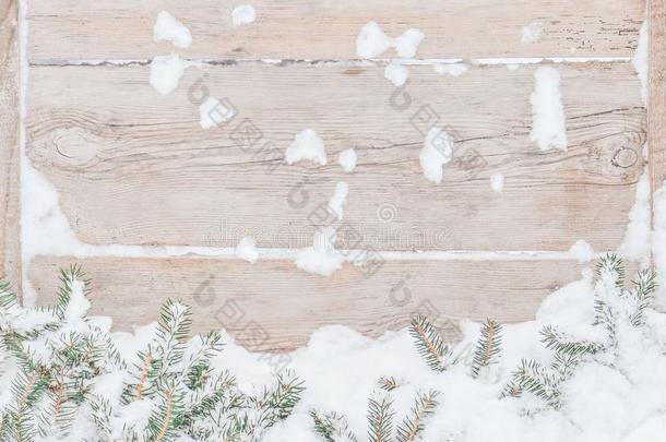 圣诞节下雪的木制的背景.圣诞节下雪的冷杉树波尔德