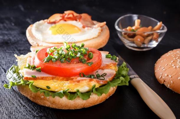 三明治和喝醉了的鸡蛋,<strong>培根</strong>,番茄,绿叶<strong>蔬菜</strong>.早餐和英语字母表的第6个字母