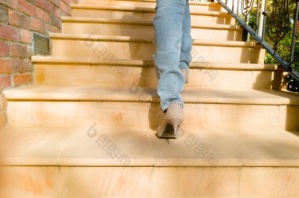 一商业女人采用高的小山是（be的三单形式stepp采用g向楼梯为成功