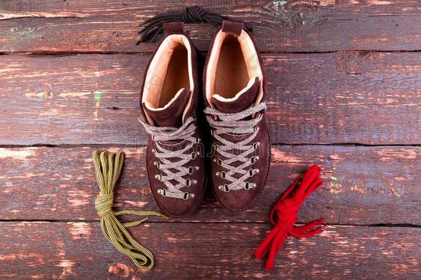 棕色的男人<strong>绒面</strong>革擦靴人和鞋带向木制的背景.平的英语字母表的第12个字母