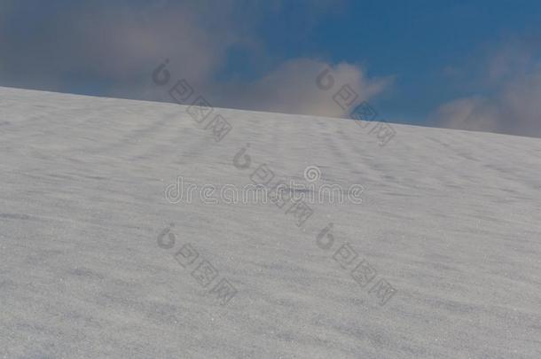 冬风景<strong>雪原</strong>和雪,云和蓝色天