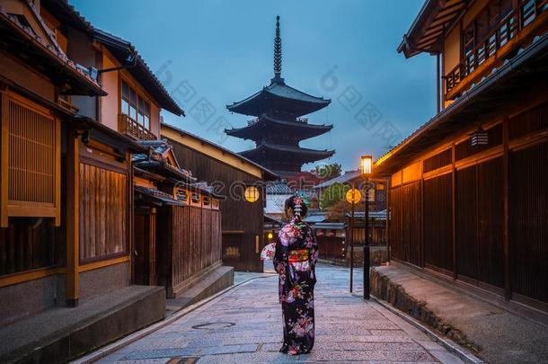 亚洲人女人使人疲乏的日本人传统的和服在八坂塔