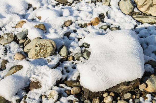 石头大量的和雪采用一w采用ter森林向一和煦的：照到阳光的d一y.