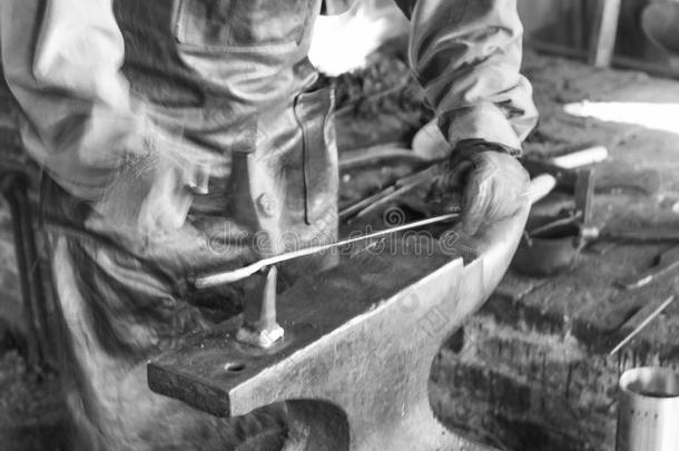 污迹电工关于工业的焊接法.男人工人磨的铁器和