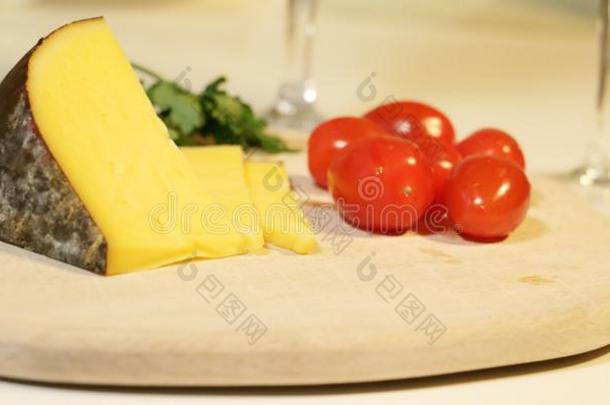 刨切的黄色的奶酪和小的红色的番茄