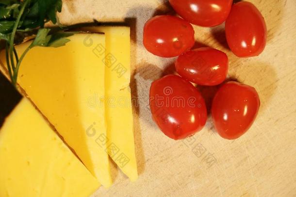 刨切的<strong>黄色</strong>的奶酪和<strong>小</strong>的红色的<strong>番茄</strong>