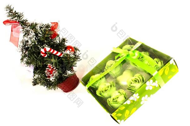 装饰圣诞节树和礼物向一白色的m向oph向icb一ckgro