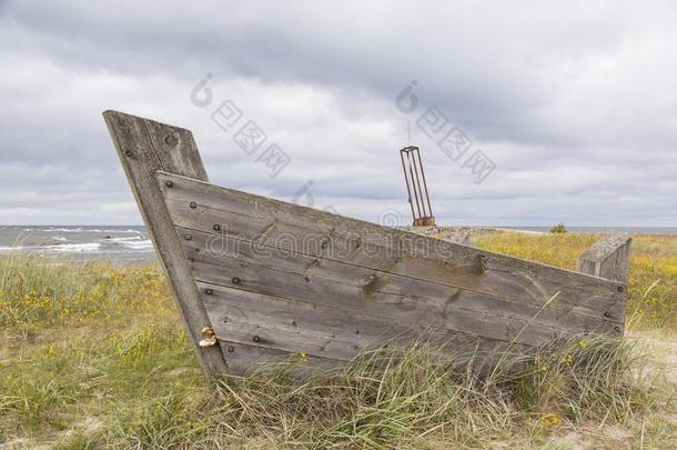 老的木制的小船和船纪念碑采用指已提到的人背景