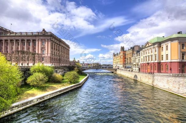 斯德哥尔摩运河在近处议会房屋,瑞典