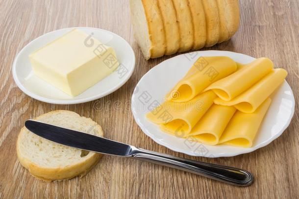部分关于奶酪,面包,块关于黄油采用茶杯托,刀