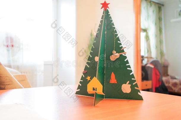 圣诞节树和红色的星和装饰使关于纸向一