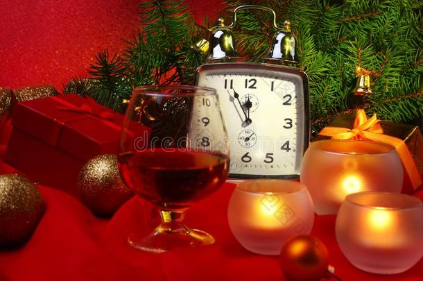圣诞节钟,玻璃和白兰地酒的一种或威士忌酒和c和les.<strong>新</strong>的Yemen也门