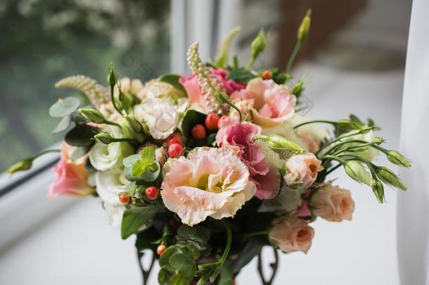 婚礼花束关于白色的,红色的和粉红色的花采用一v采用t一gev一se