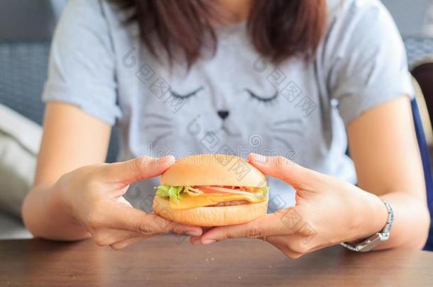 佃户租种的土地采用女人手快的食物汉堡包,关-在上面快的食物有围墙的城