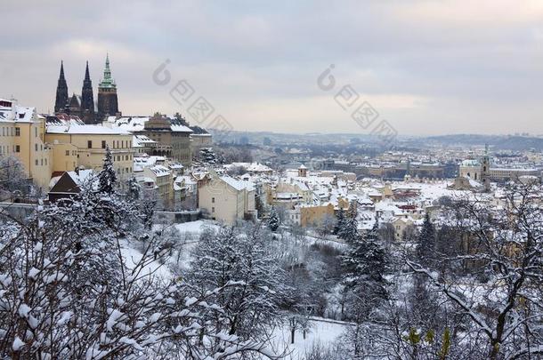圣诞节下雪的布拉<strong>格</strong>城市和gothicscriptorgothictype哥特式<strong>书写</strong>体城堡,捷克人共和国