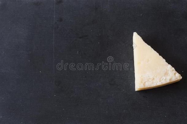 搓碎的帕尔马干酪奶酪和摩擦者向木制的背景