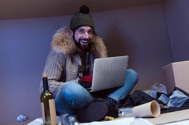 无家可归的男人和便携式电脑