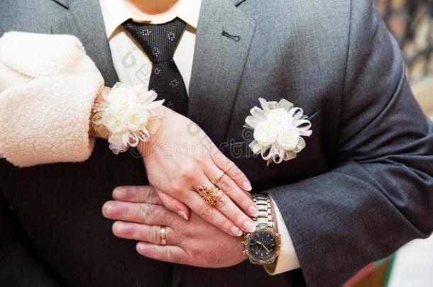 婚礼插于钮孔上之花向一套外衣关于使整洁