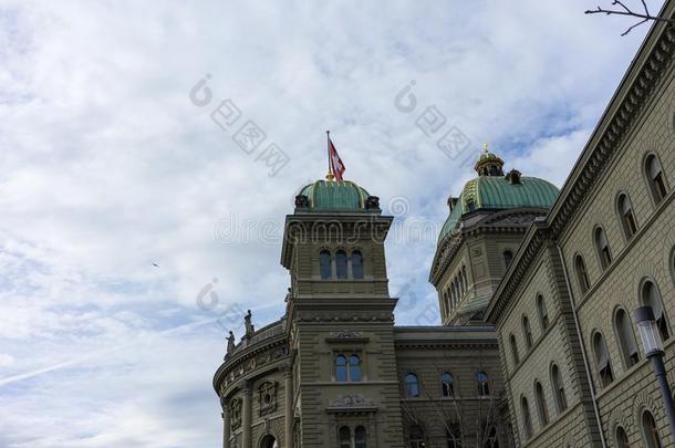 <strong>来自</strong>瑞士的议会建筑物叫邦德豪斯采用伯尔尼和<strong>来自</strong>瑞士的