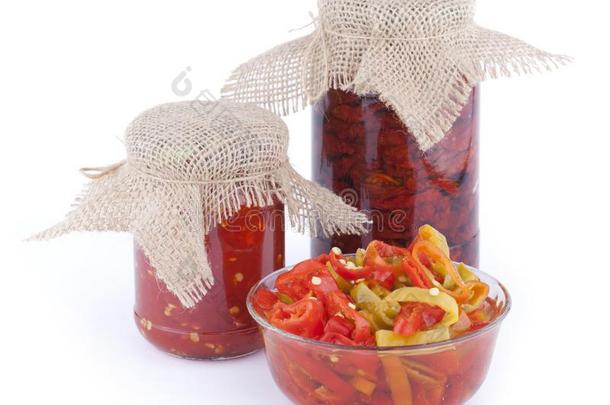 晒干的番茄,一件关于红色的和绿色的红辣椒胡椒和油