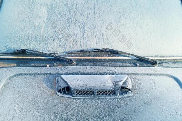 指已提到的人冷冻的汽车大量的和冰.挡风玻璃关-在上面