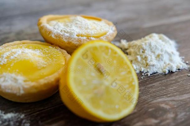 家-烘烤制作的柠檬果馅饼看见向一t一ble和结冰sug一r一nd枸橼酸胺丙？二唑