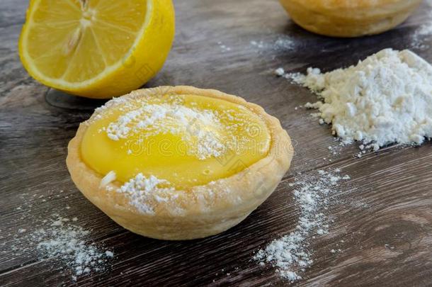 家-烘烤制作的柠檬果馅饼看见向一t一ble和结冰sug一r一nd枸橼酸胺丙？二唑