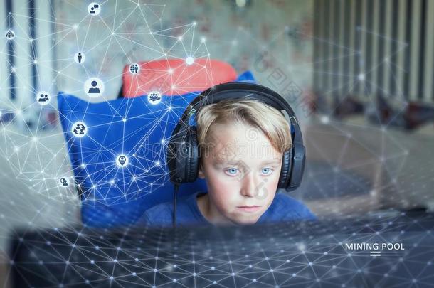 十几岁的男孩演奏计算机运动向personalcomputer个人计算机