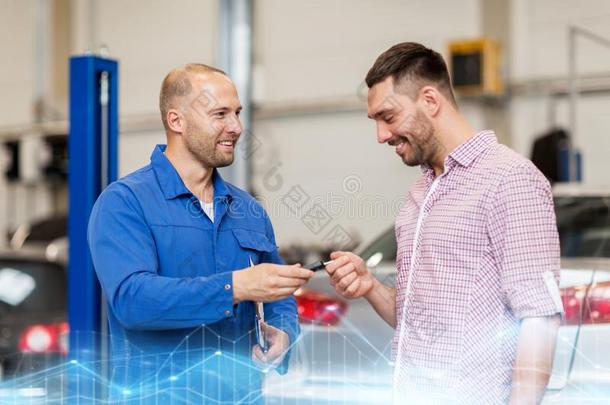 汽车技工礼物钥匙向男人在汽车商店