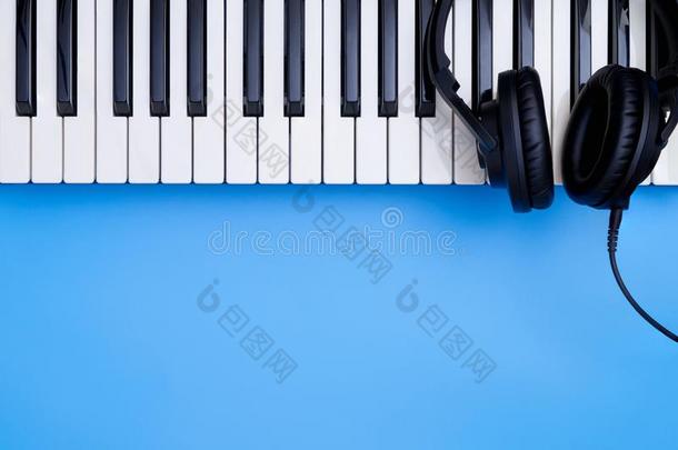 音乐戴在头上的收话器向音乐键盘向蓝色复制品空间