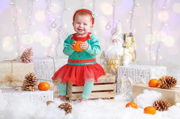 婴儿女孩采用小精灵戏装celebrat采用g圣诞节或新的年假日
