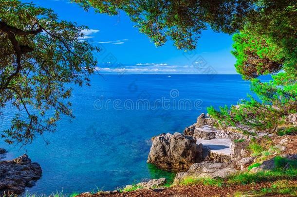 极好的浪漫的夏下午风景全景画海岸线