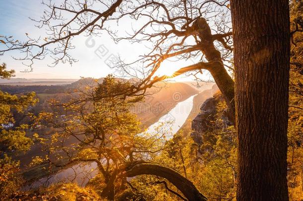 日落在指已提到的人易<strong>北河</strong>砂岩山