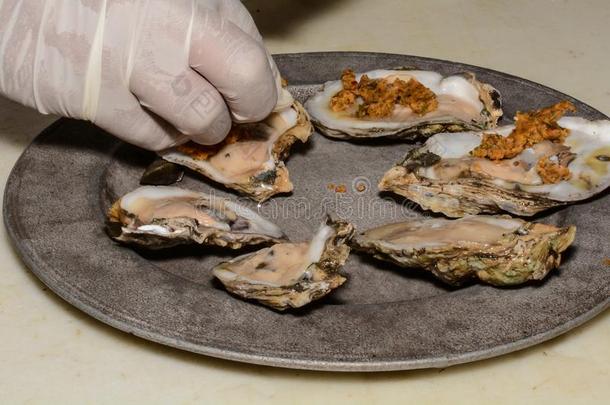 厨师准备的移居美国路易斯安纳州的法人<strong>后裔</strong>牡蛎向指已提到的人一半的壳