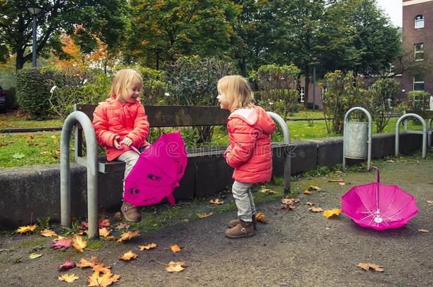 瞬间关于幸福!幸福的小的女儿和伞向一柽麻