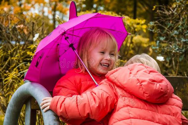 瞬间关于幸福!幸福的小的女儿和伞向一柽麻