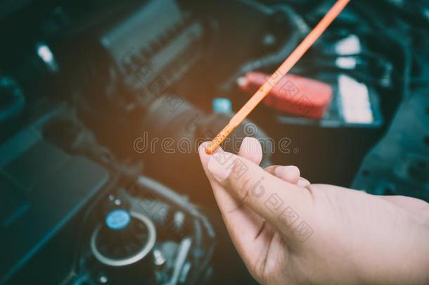 汽车技工检查油水平,汽车修理服务,汽车技工英语字母表的第3个字母