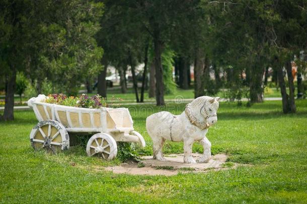 花床关于小雕像马和运货马车采用指已提到的人城市公园.