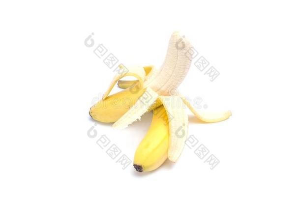 成熟的香蕉越过白色的背景.